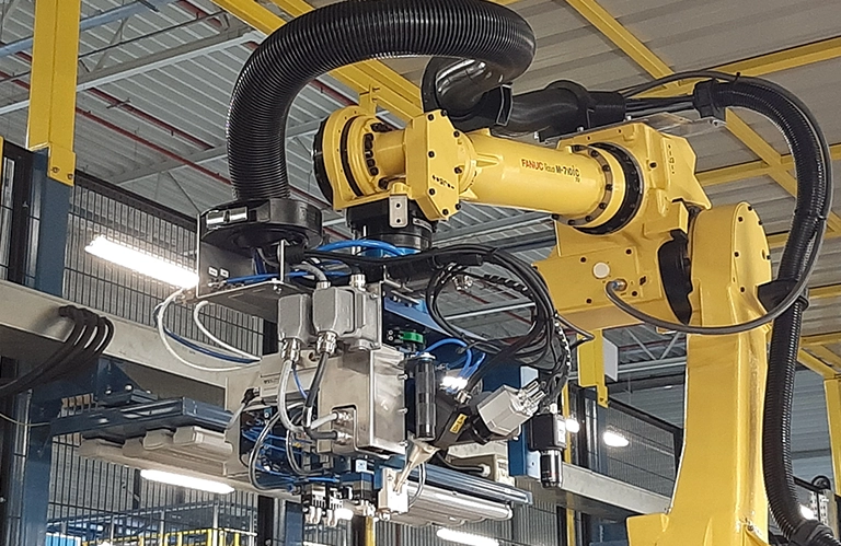 żółty robot FANUC